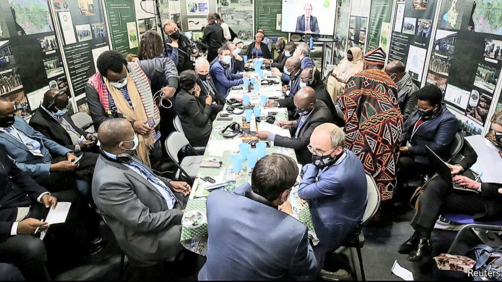 Reunião internacional de homens discutindo pautas