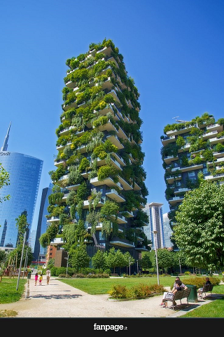 predio alto com sacadas cheias de plantas