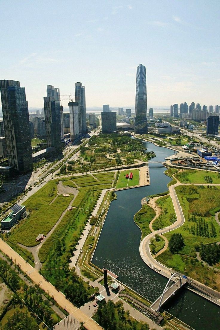 ncheon-Songdo-Central-Park-Seoul. Rio central com mata em ambas as margens e corredores arborizados
