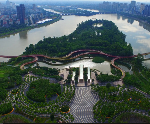 vista de passarelas extensas sobre água, vegetação, para permeabilidade. Cidades-esponja